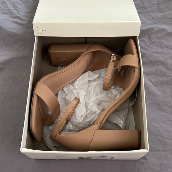 Nude Heels - Picture 1 of 5